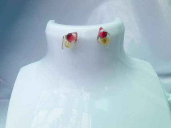 R E 2 - Image 2